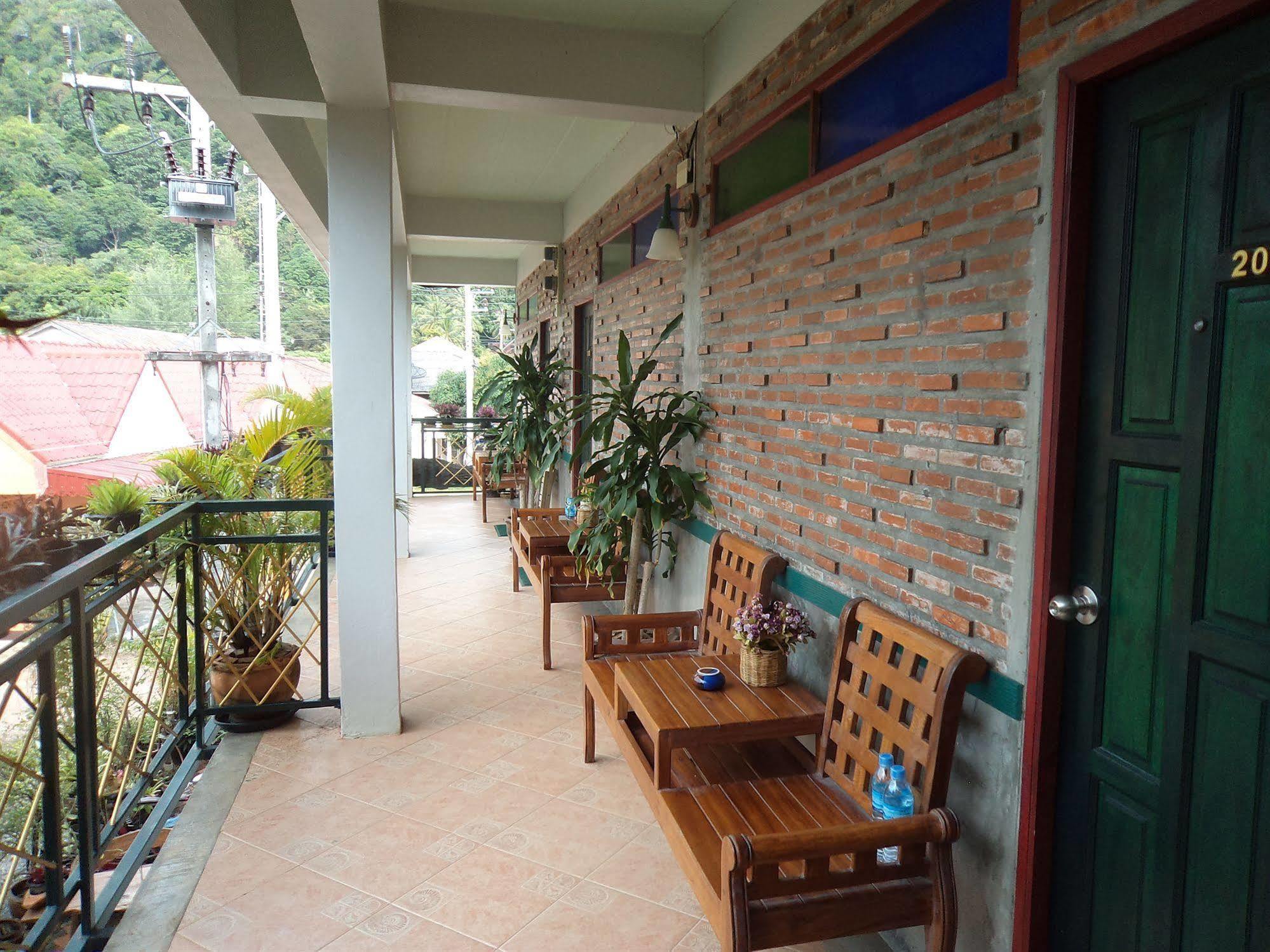 Hotel Baan Por Jai Ko Lanta Esterno foto